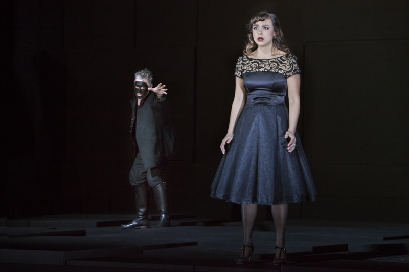 Otello met Ian Storey (Otello) en Corinne Winters (Desdemona): het liefdesduet op het einde van het eerste bedrijf ademt enkel maar koelte uit en geeft de lyriek van de tedere Desdemona geen kans tegenover de afstandelijke Otello.