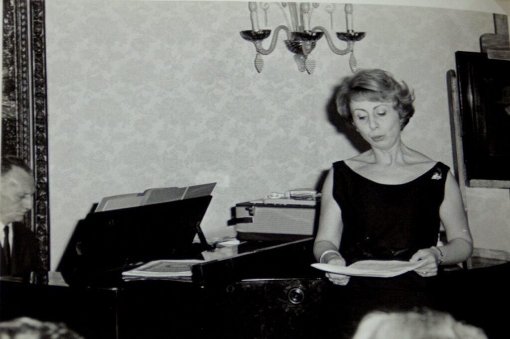 Peter Aerts begeleidt Liane Jespers aan de piano tijdens een concert in 1966 in het Osterrieth Huis (BNPParisBas)