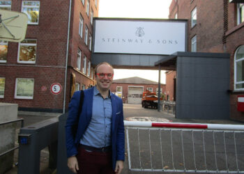 Liebrecht Vanbeckevoort aan de ingang van de Steinway & Sons fabriek in Hamburg