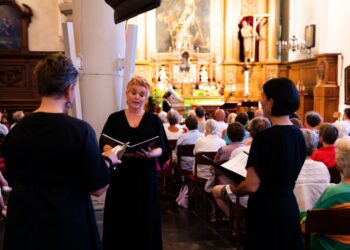 Flow Festival 2025 in Oostende — polyfonie als klank, gesprek en gebaar