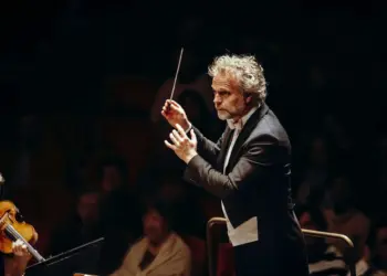 Tussen storm en stilte: Lisiecki en Søndergård raken het hart van Beethoven en Mendelssohn