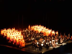 Foto van de Chorale in kleding van Béjart