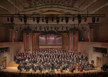 Koren in dialoog: ambitie en grenzen in Bruckner en Poulenc