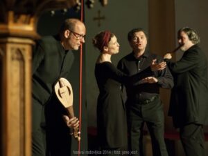 vier Musikerinnen und Musiker, die spielend für ein Foto posieren
