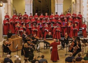koor zingend in kathedraal