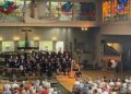 Chor und Ensemble in Aktion in einer Kirche