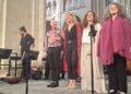 zangers die publiek groeten