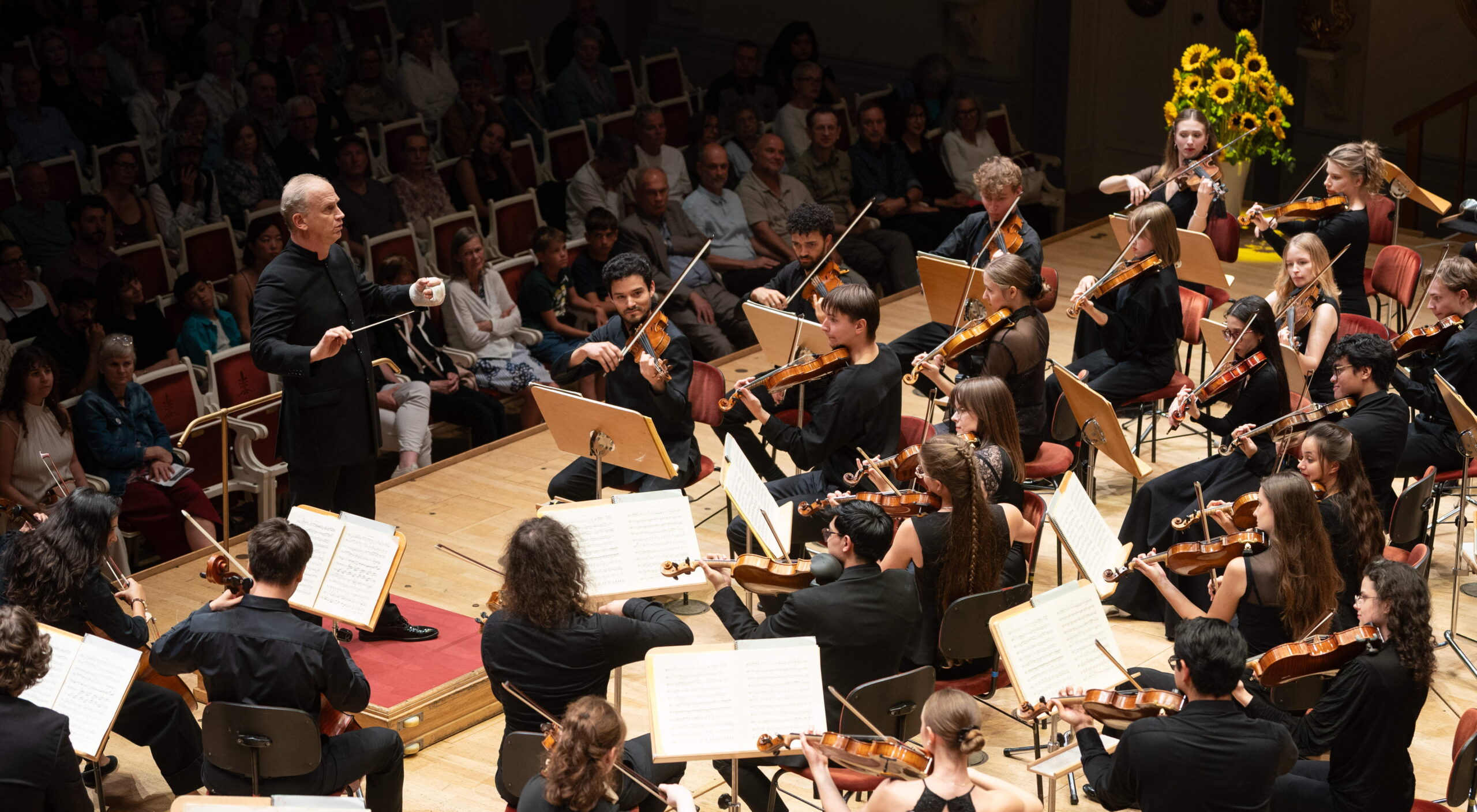 “Muziek is een absolute barometer van het leven” – in gesprek met dirigent Carlos Miguel Prieto